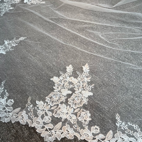 Beautiful off-white veil - Picture 2 of 4